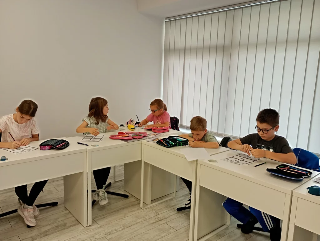 participantii cursurilor de vara surprinsi cum sunt atenti la activitate