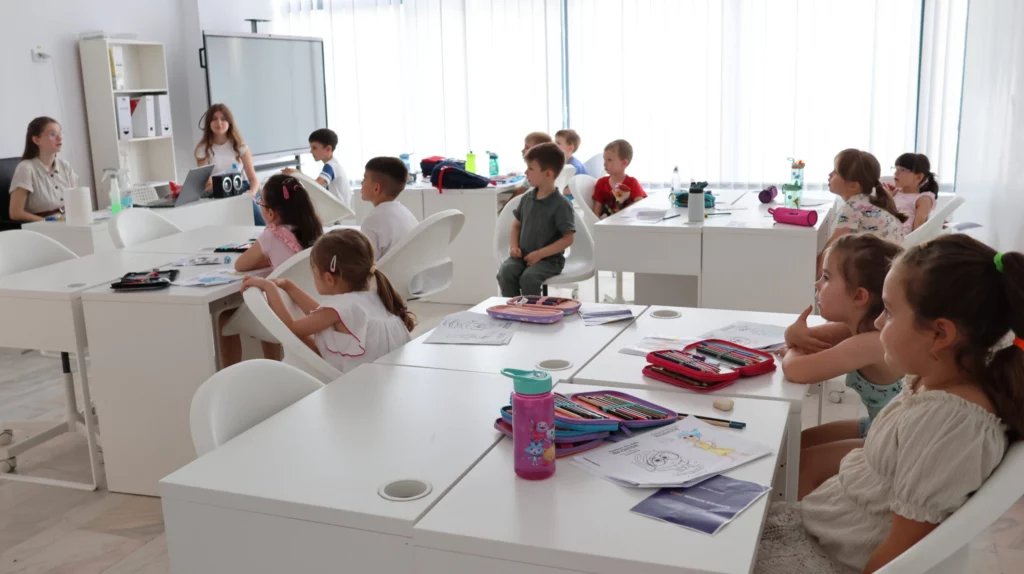 Poza din timpul orelor cu copii din mijlocul orelor de la scoala de vara