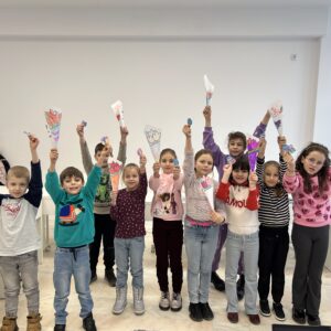 Participantii de la February Fun pozati in timp ce isi prezinta lucrarile realizate din timpul cursului