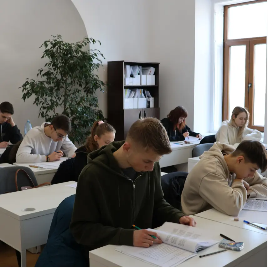 elevi care citesc in timpul orei in liniste